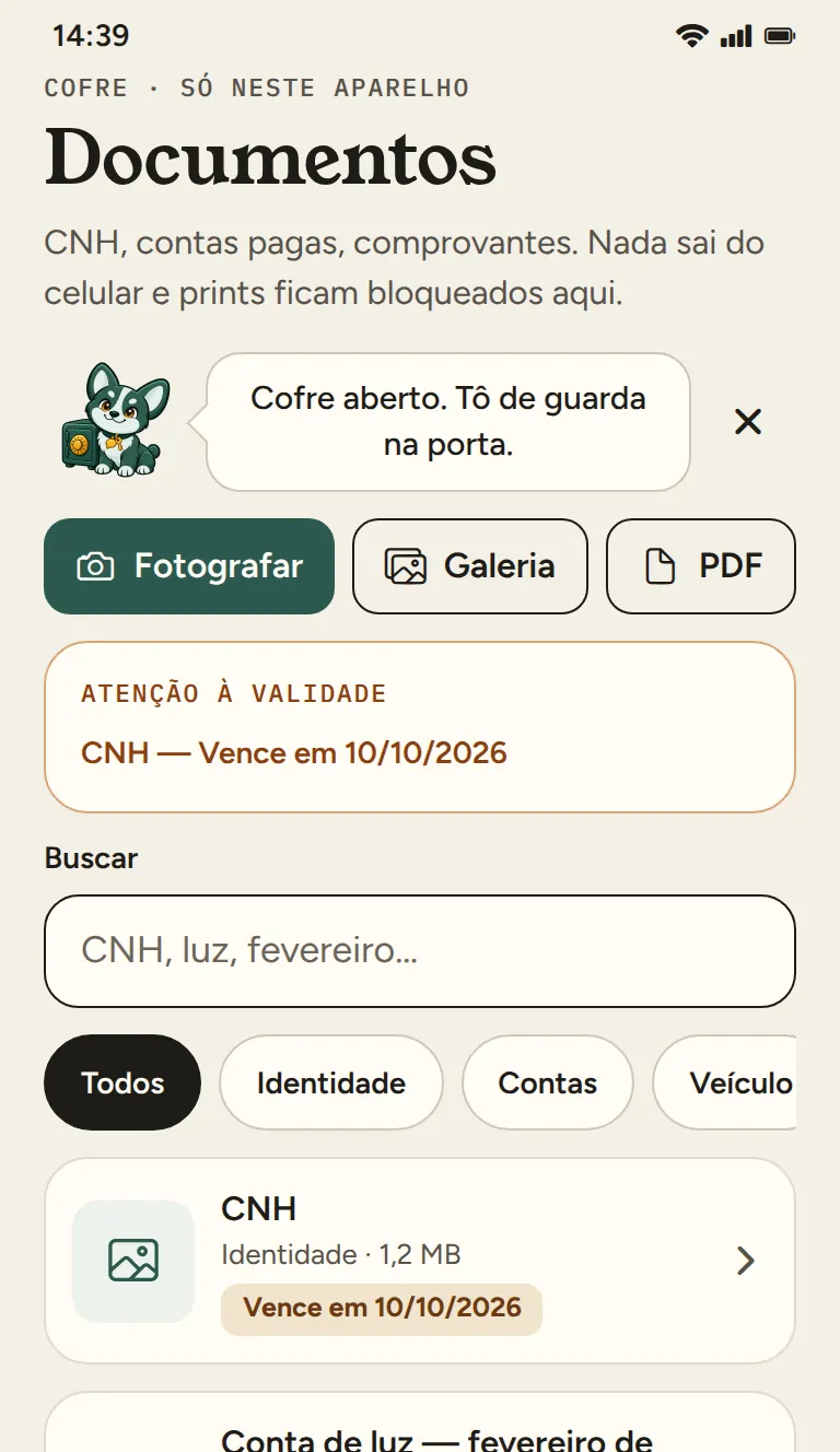 Cofre aberto, na tela Documentos. O mascote diz “Cofre aberto. Tô de guarda na porta.”. Um aviso “Atenção à validade” mostra a CNH, que vence em 10/10/2026.